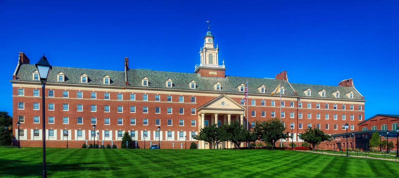 美国有多少大学.美国有多少大学学历的人